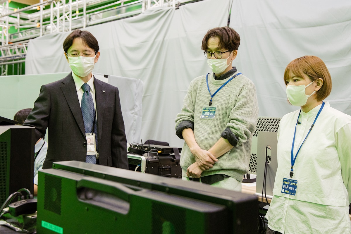 実演デモを見学する渡邊忍と杉本陽里子。