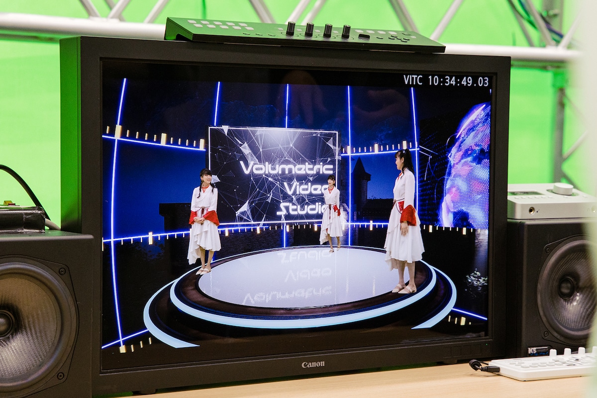 ばってん少女隊による実演デモの様子。