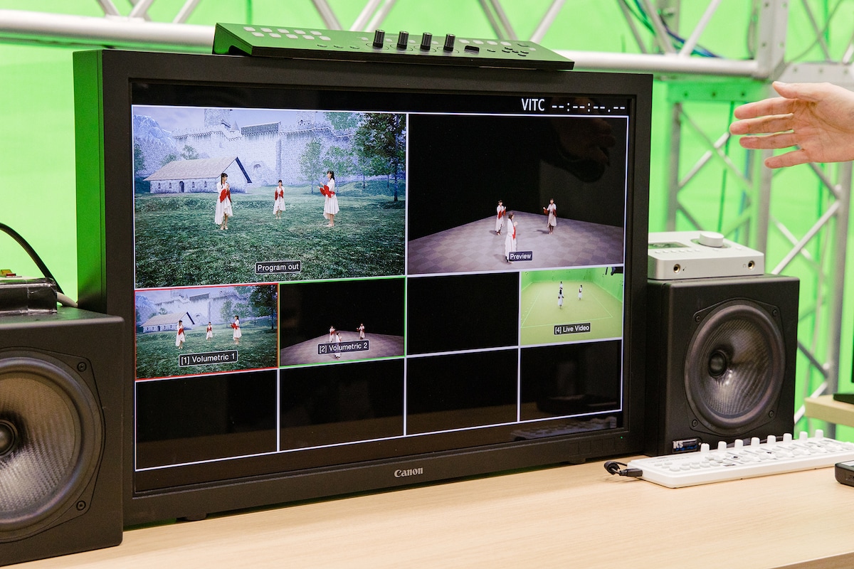 ばってん少女隊による実演デモの様子。担当者はこのモニタを確認しながらさまざまなデジタル加工、エフェクト処理を施していく。
