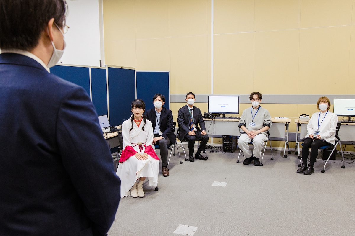 立体音響システムについての説明を受ける上田理子（ばってん少女隊）、渡邊忍、杉本陽里子。