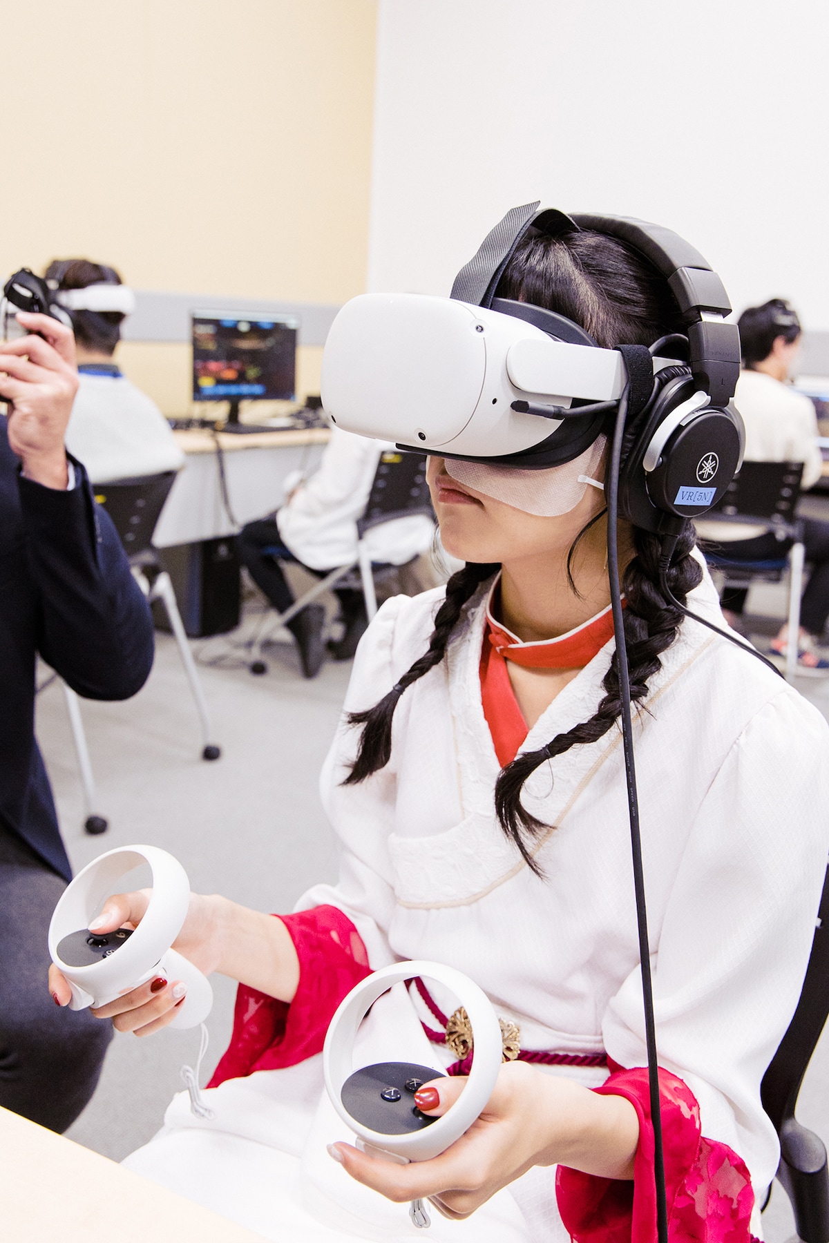 3Dイマーシブシアターを体験する上田理子。