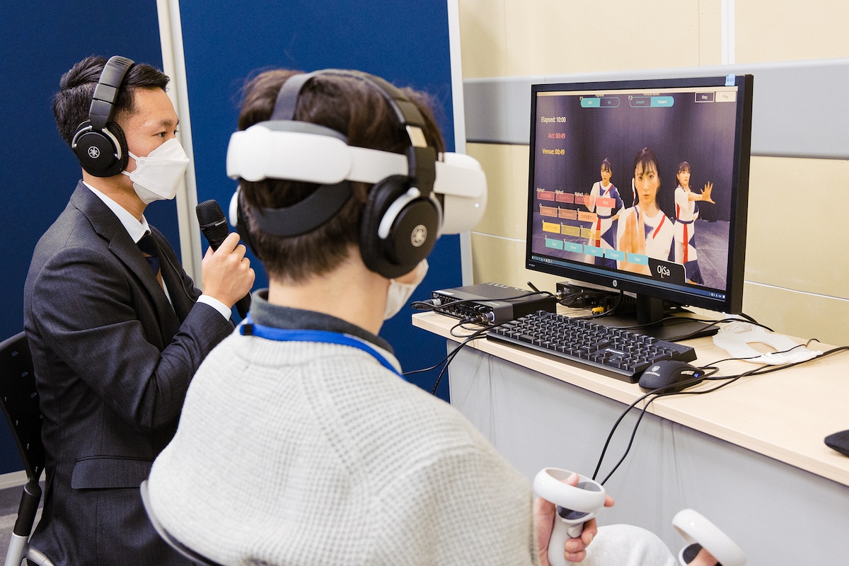 3Dイマーシブシアターを体験する渡邊忍。