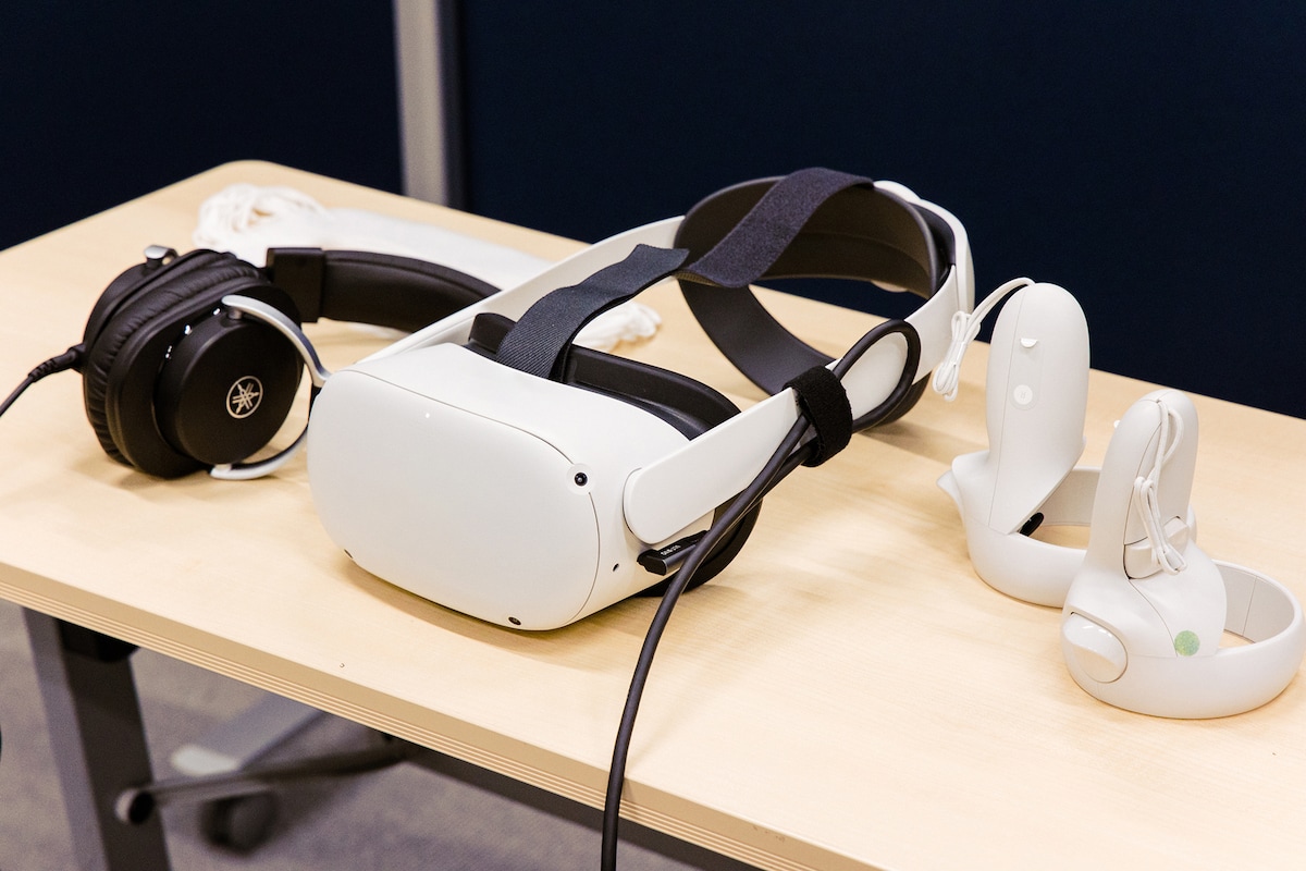 VRヘッドセットとヘッドフォン。