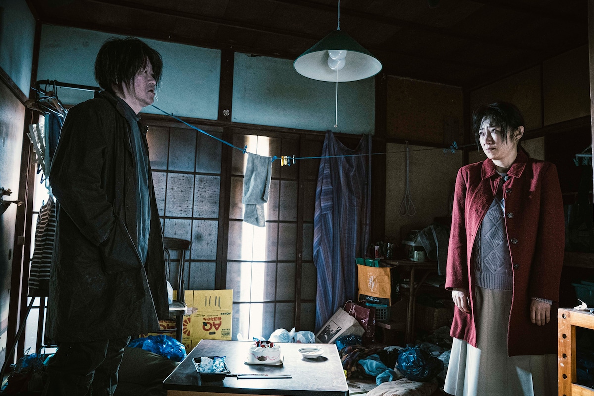 MEGUMI演じる花子（右）。“名無し”こと太郎（左）と幼い頃から行動をともにし、彼の右手の能力のことも知っている