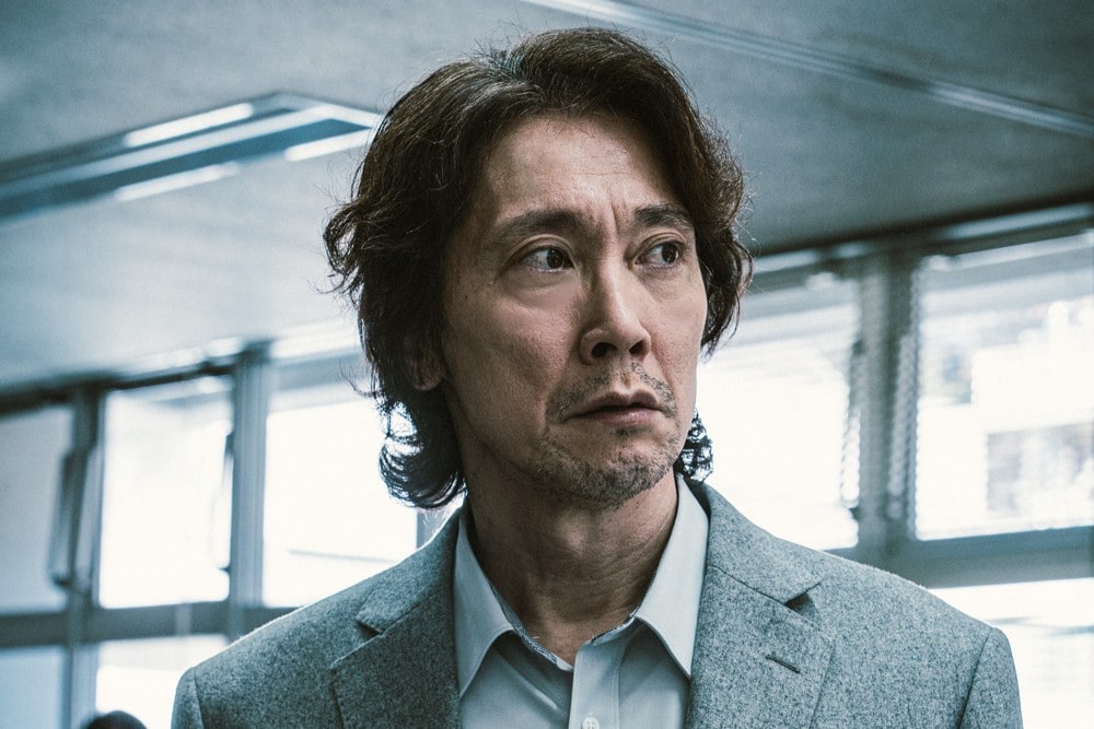 佐々木蔵之介演じる刑事・国枝。凶器不在犯行に怒りをにじませ、“名無し”を追う