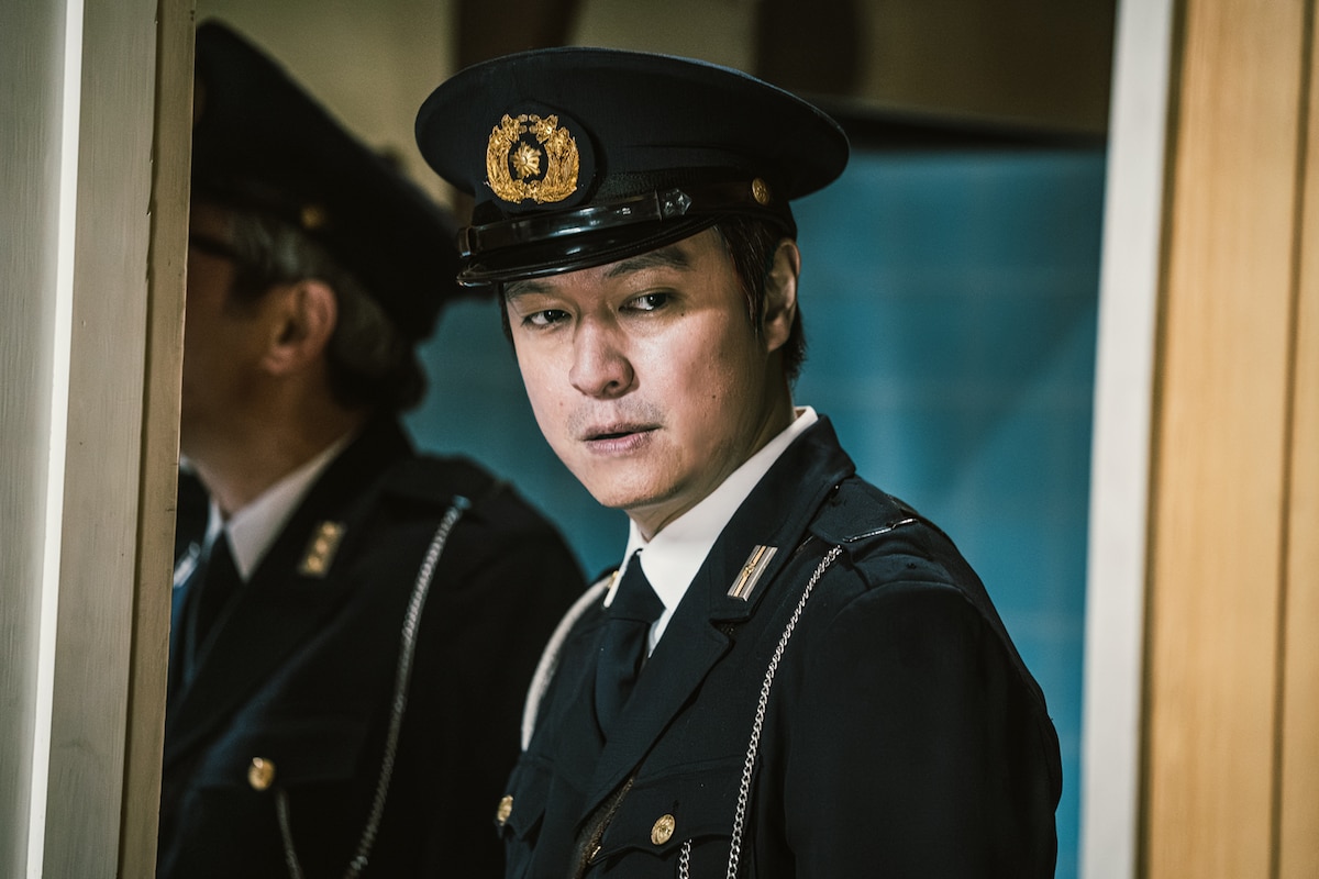 丸山隆平（SUPER EIGHT）演じる照夫。警察官として幼少期の“名無し”を保護した名付け親で、その右手の異能を目の当たりにする