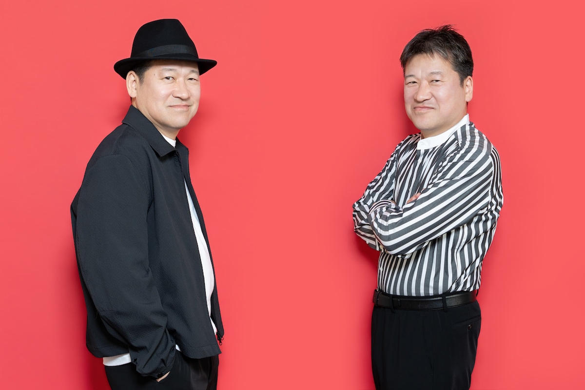 主演の佐藤二朗（左）と原作・脚本の佐藤二朗（右）。最後は“名無し”が使えない右手でガッチリと握手をして別れた
