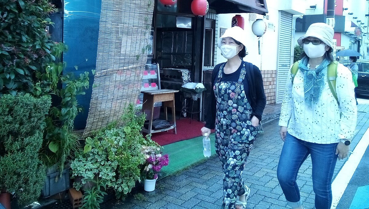 第21回AAF戯曲賞受賞記念公演「鮭なら死んでるひよこたち」の演出を手がける羊屋白玉（左）と、作家の守安久二子（右）がリサーチを行ったときの様子。