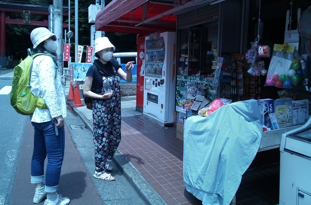 リサーチを行う守安久二子（左）と羊屋白玉（右）。