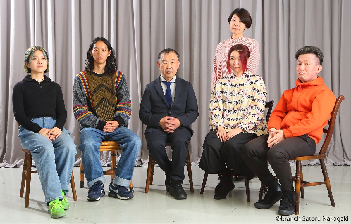 第21回AAF戯曲賞受賞記念公演「鮭なら死んでるひよこたち」の出演者。前列左から遠藤麻衣、リンノスケ、神戸浩、スズエダフサコ、田坂哲郎。後列は羊屋白玉。©︎branch Satoru Nakagaki