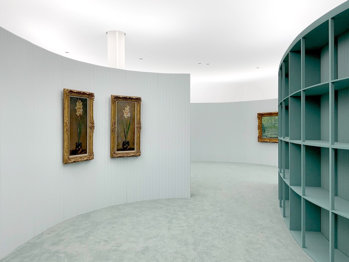 中山英之が会場構成を担当した「モネ-光の中に」の様子。（提供：中山英之建築設計事務所）