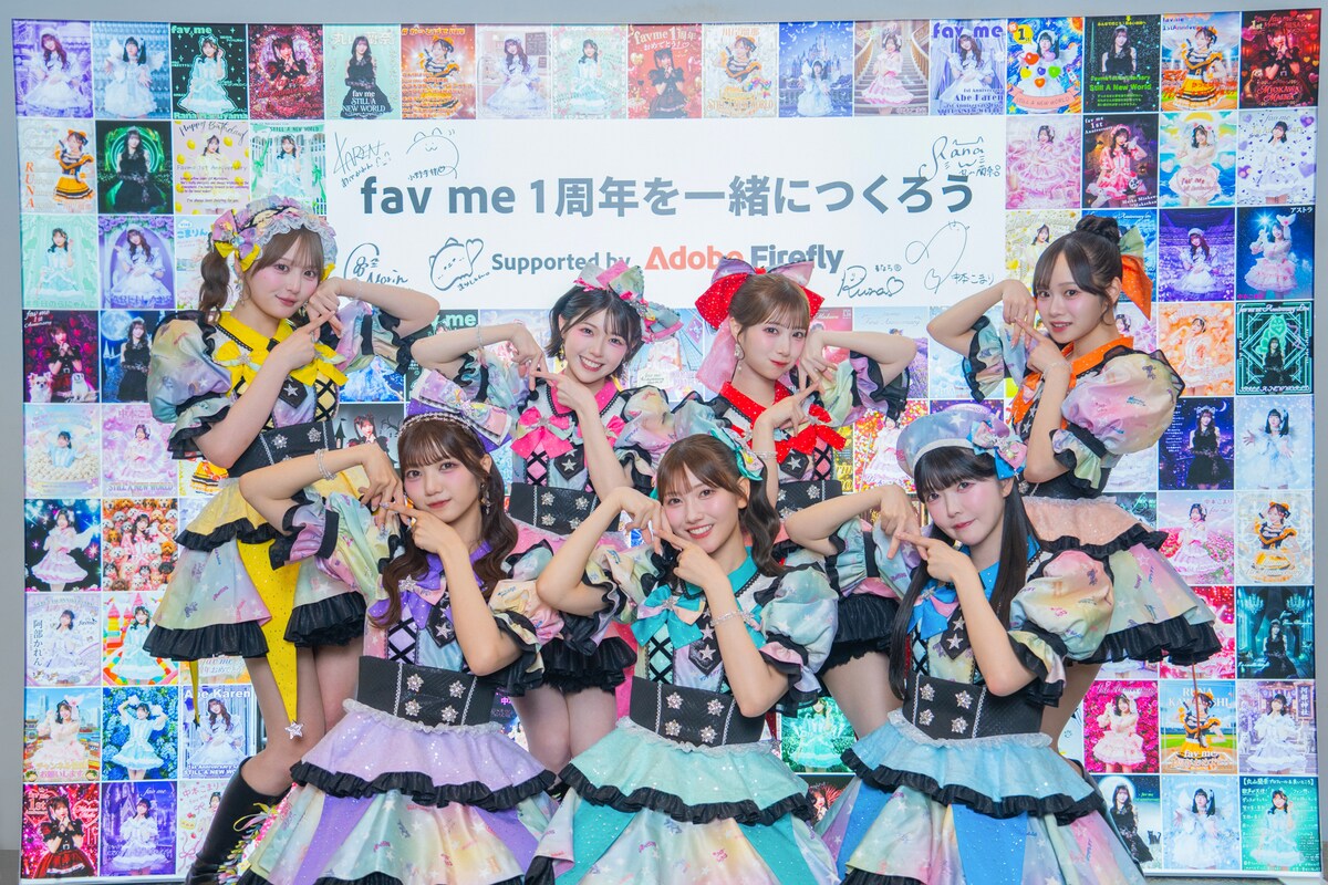 祝福ボードの前で記念撮影するfav me。