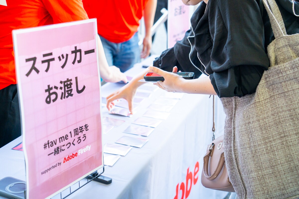 オリジナルステッカーをプレゼントするアドビの特設ブース。