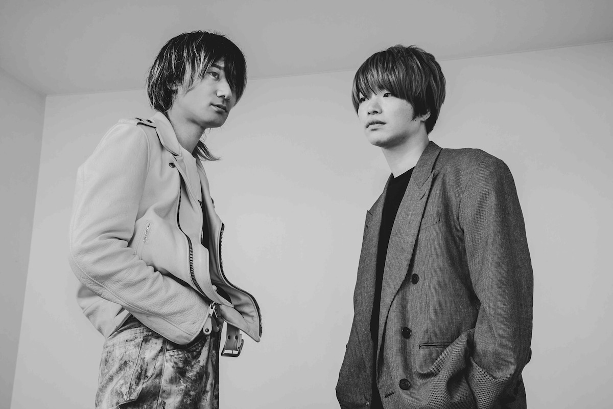 左から佐々木亮介（a flood of circle）、飯田瑞規（cinema staff）。