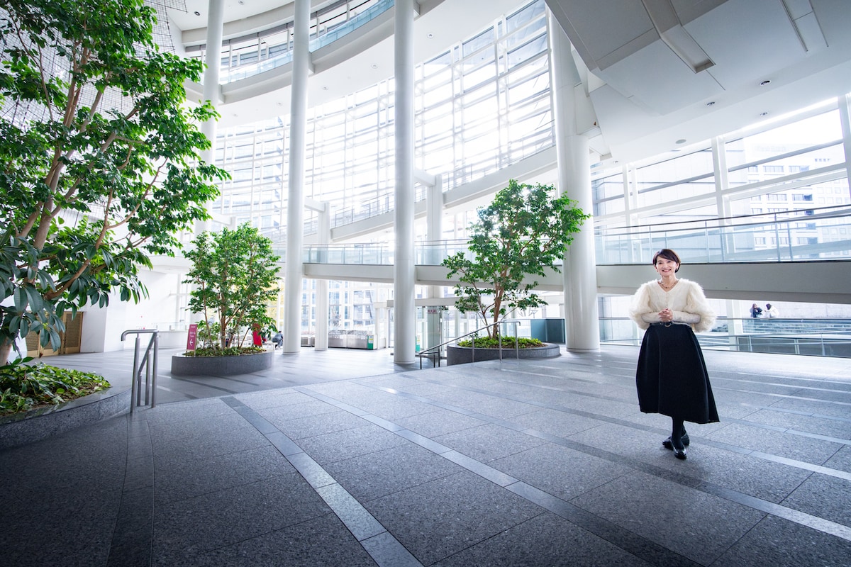 愛知県芸術劇場のオープンスペースにて、唐津絵理。