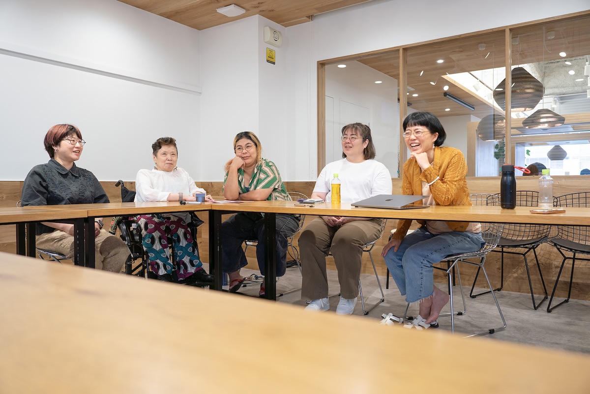 左からメグ忍者、金滿里、マユンキキ、知念あかね、中村茜。