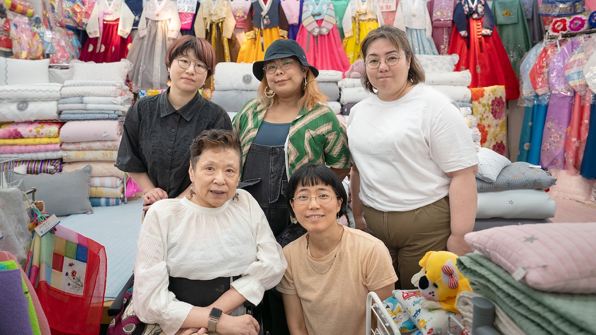 取材後、鶴橋にある態変が懇意にしているお店の前で。店内にはカラフルなチマチョゴリが多数飾られていた。上段左からメグ忍者、マユンキキ、知念あかね、下段左から金滿里、中村茜。