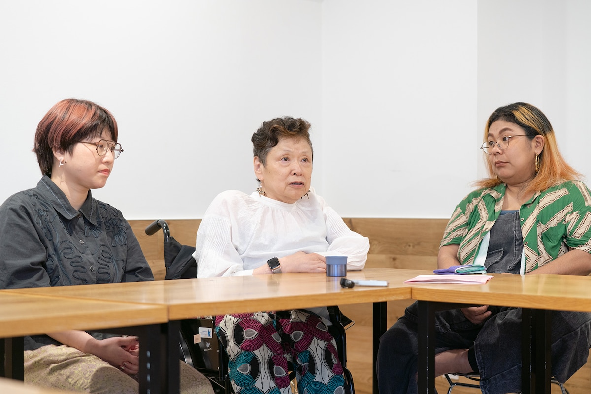 左からメグ忍者、金滿里、マユンキキ。