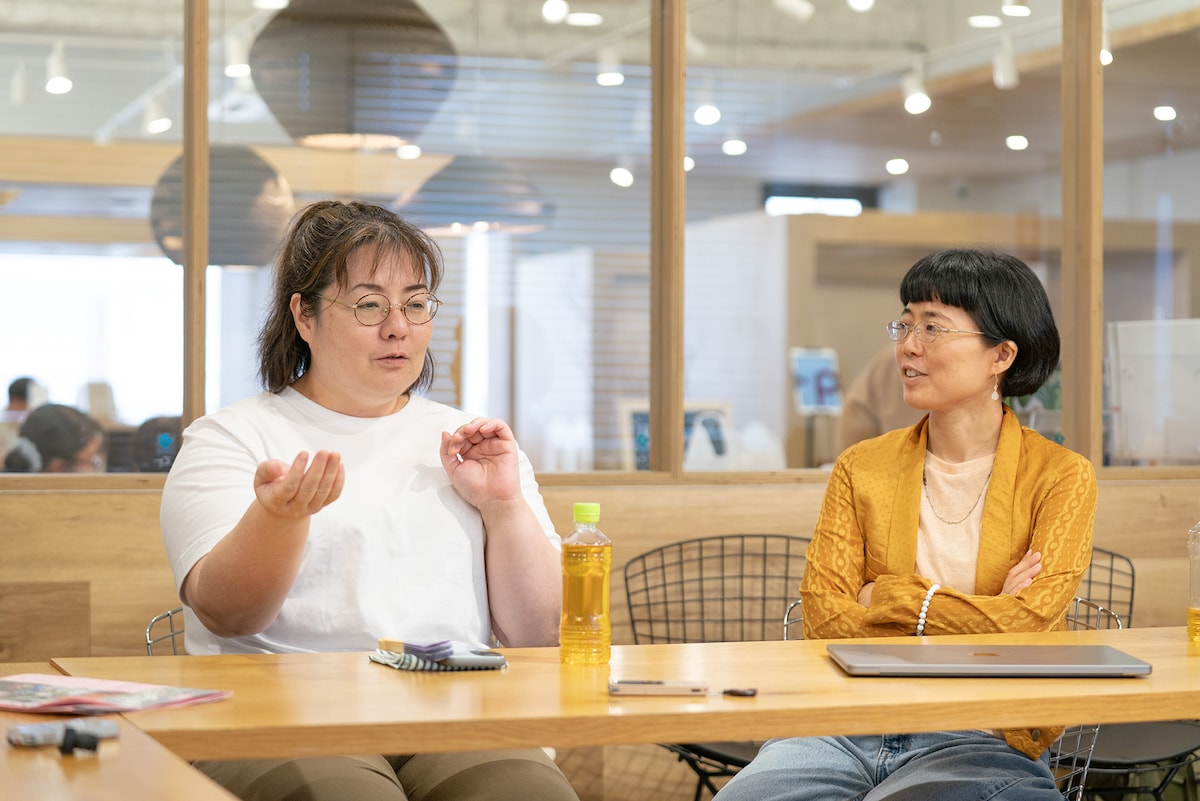 左から、知念あかね、中村茜。