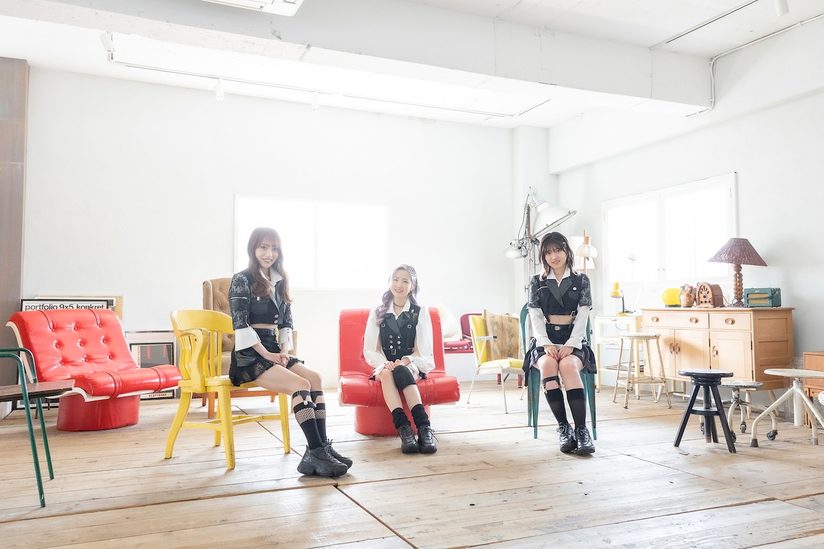 左から向井地美音、本田仁美、村山彩希。