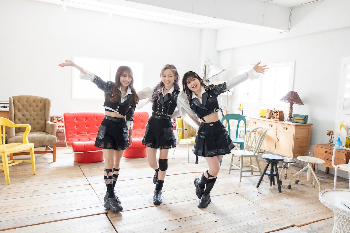 左から向井地美音、本田仁美、村山彩希。