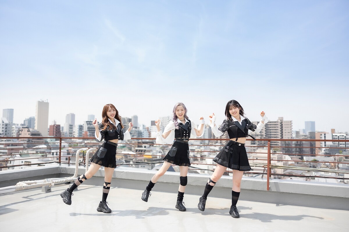 左から向井地美音、本田仁美、村山彩希。