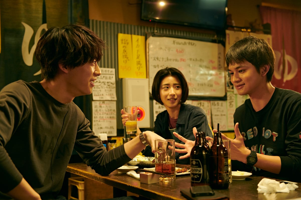 「明け方の若者たち」より、左から井上祐貴演じる古賀尚人、黒島結菜演じる“彼女”、北村匠海演じる“僕”。