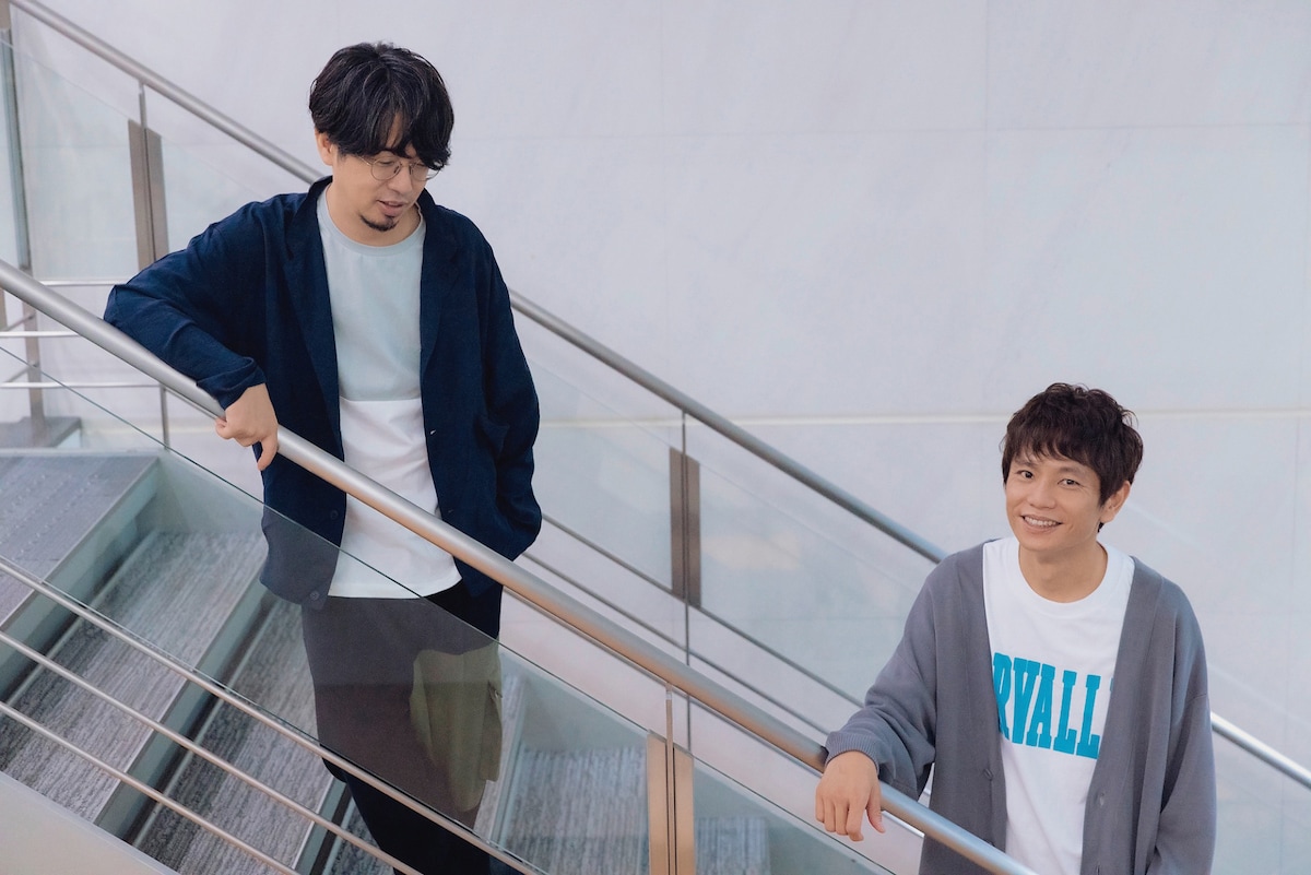 左から後藤正文（Vo, G）、喜多建介（G, Vo）。