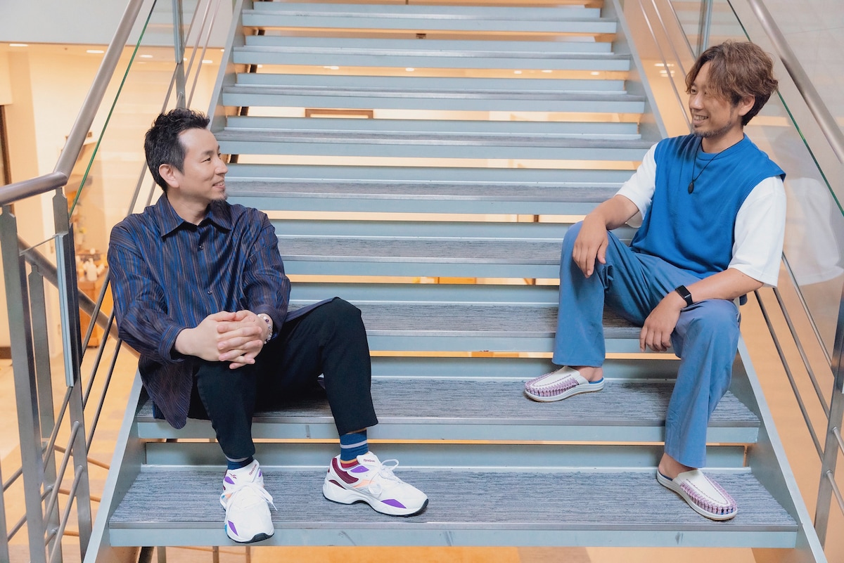 左から山田貴洋（B, Vo）、伊地知潔（Dr）。