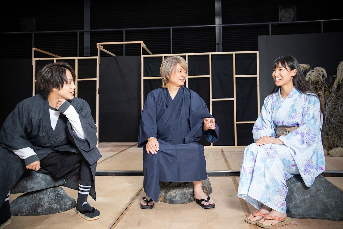 左から佐藤流司、茅野イサム、七木奏音。