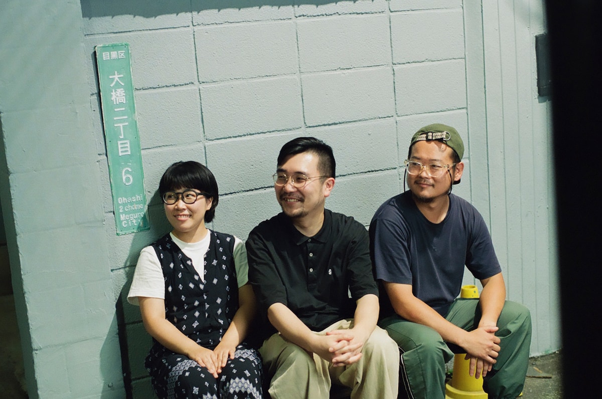 左から安田くるみ（Tb, Cho）、岩方禄郎（Dr）、鎌田達弥（B, Cho）。