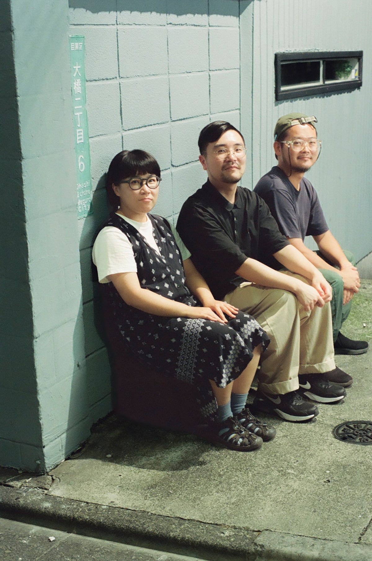 左から安田くるみ（Tb, Cho）、岩方禄郎（Dr）、鎌田達弥（B, Cho）。