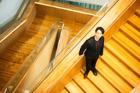 演出家・宝満直也がシャガールの背景画を前に、バレエ「アレコ」に“今”を吹き込む