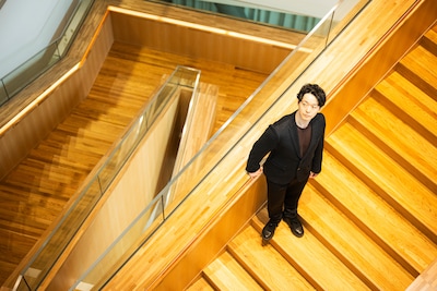 演出家・宝満直也がシャガールの背景画を前に、バレエ「アレコ」に“今”を吹き込む