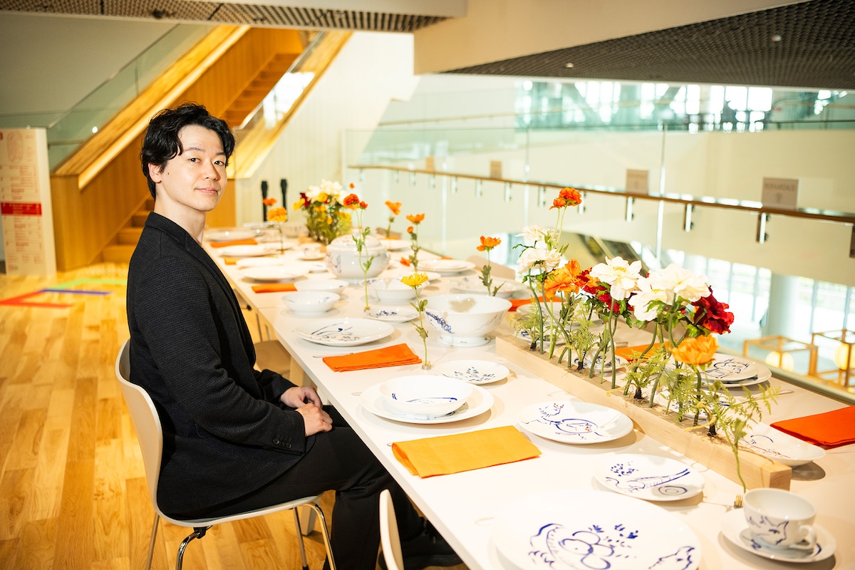 高級磁器ブランド・ベルナルドによる「Marc Chagall × BERNARDAUD マルク・シャガール コレクション インスタレーション展示」会場にて、宝満直也。