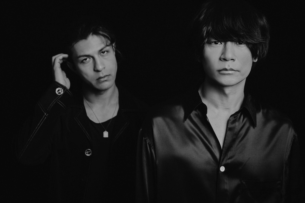 左からリアド偉武（Dr）、川上洋平（Vo, G）。