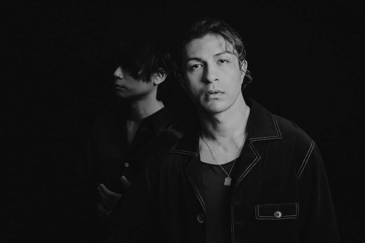 左から川上洋平（Vo, G）、リアド偉武（Dr）。