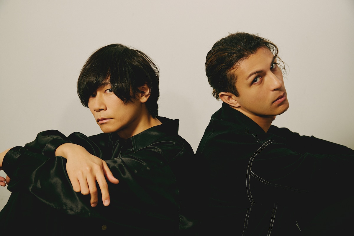 左から川上洋平（Vo, G）、リアド偉武（Dr）。