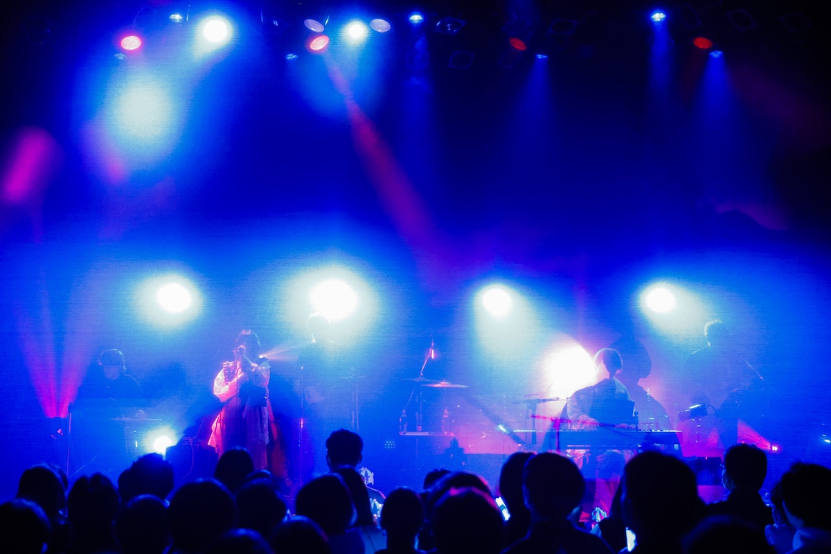 雨宿り1stワンマンライブ「傘をなくして」の様子。（撮影：江藤はんな［SHERPA+］）