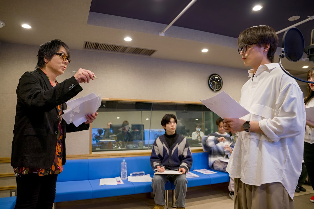 蓮役の生徒に指導する速水奨。