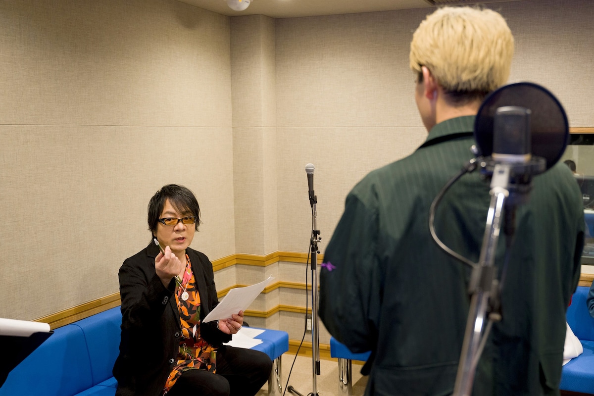 蓮役の生徒に指導する速水奨。