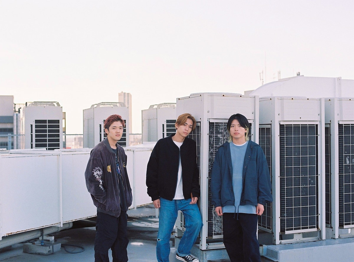 ammo。左から北出大洋（Dr）、岡本優星（Vo, G）、川原創馬（B, Cho）。