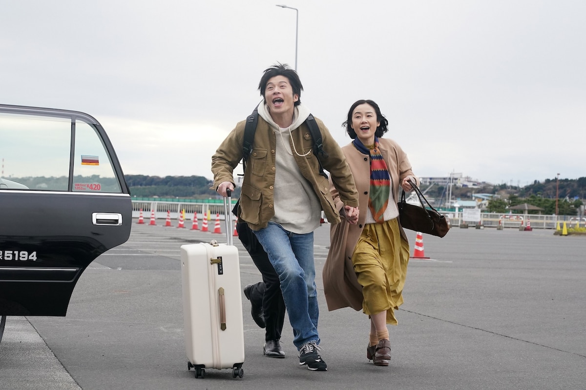 「あなたの番です 劇場版」より、左から田中圭演じる手塚翔太と原田知世演じる菜奈。