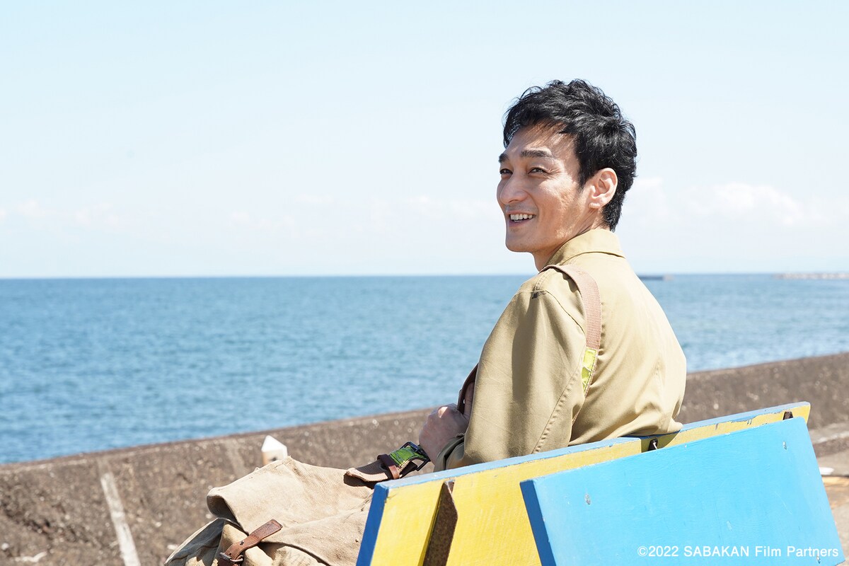 映画「サバカン SABAKAN」より、主人公・久田孝明の大人時代を演じる草彅剛。