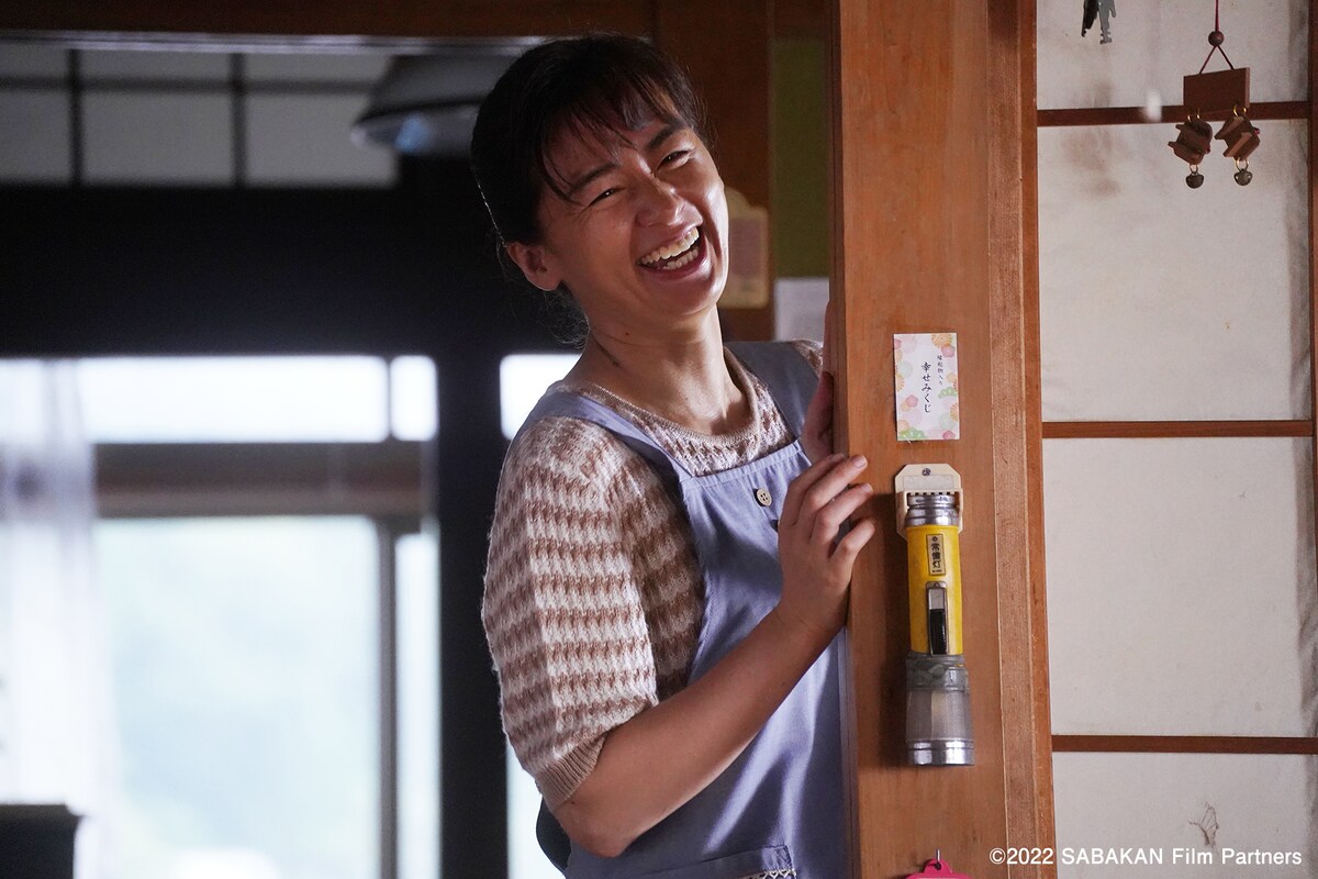 映画「サバカン SABAKAN」より、主人公の母親・久田良子役の尾野真千子。