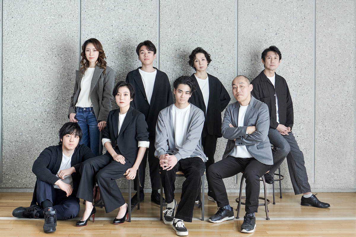 「エンジェルス・イン・アメリカ」出演者。上段左より水夏希、長村航希、那須佐代子、浅野雅博、下段左より坂本慶介、鈴木杏、岩永達也、山西惇。（撮影：藤記美帆）