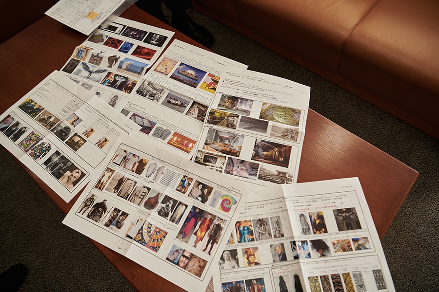 上村聡史の「エンジェルス・イン・アメリカ」演出ノートの一部。たくさんの資料とシーンごとのポイントが見やすく記されている。