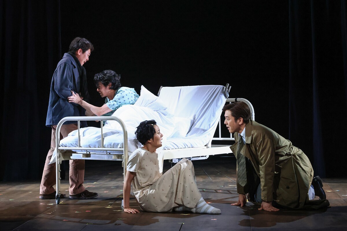 2022 / 2023シーズン フルオーディション Vol.5「エンジェルス・イン・アメリカ」 第1部「ミレニアム迫る」より。左から長村航希、岩永達也、鈴木杏、坂本慶介。（撮影：宮川舞子）