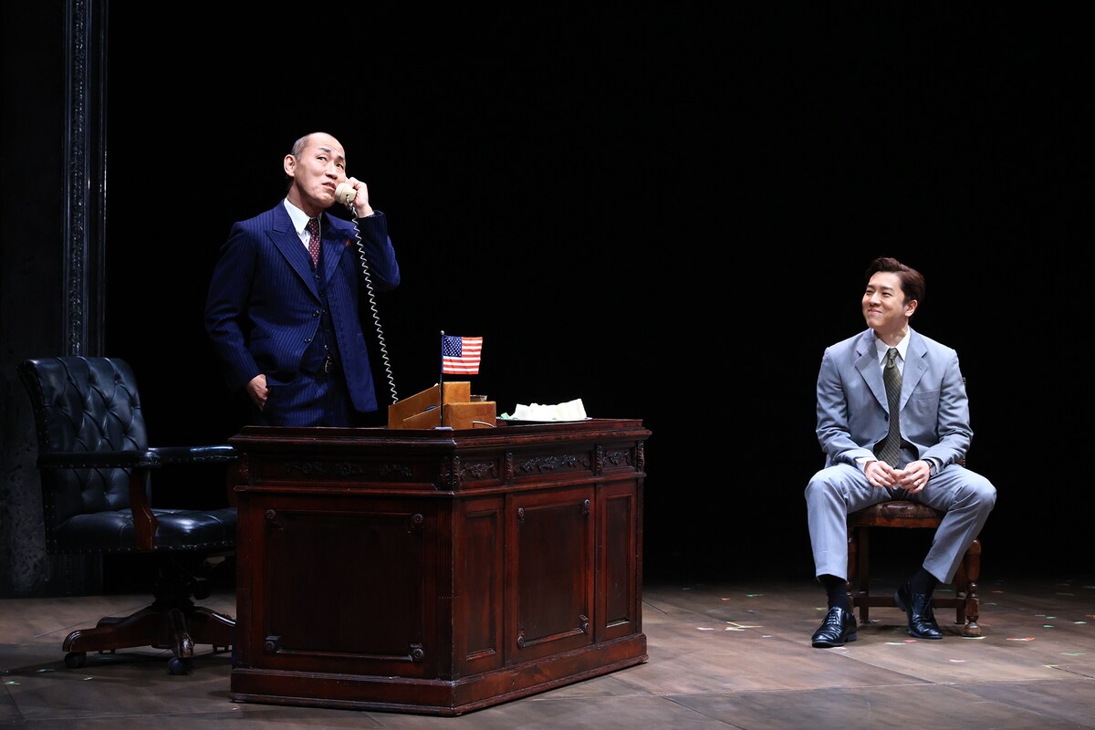 2022 / 2023シーズン フルオーディション Vol.5「エンジェルス・イン・アメリカ」 第1部「ミレニアム迫る」より。左から山西惇、坂本慶介。（撮影：宮川舞子）