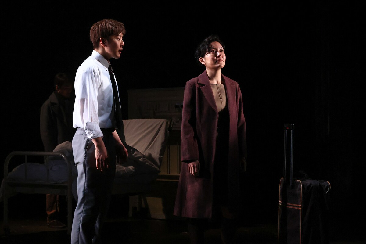 2022 / 2023シーズン フルオーディション Vol.5「エンジェルス・イン・アメリカ」 第2部「ペレストロイカ」より。左から坂本慶介、鈴木杏。（撮影：宮川舞子）